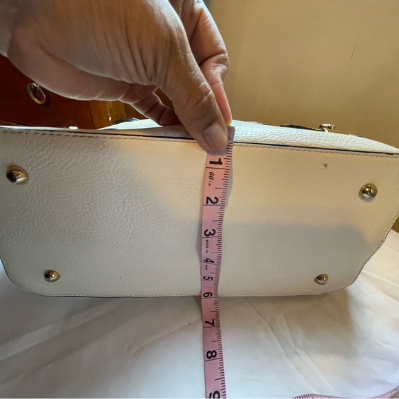 Cream tote bag with gold hardware - Picture 3 of 11